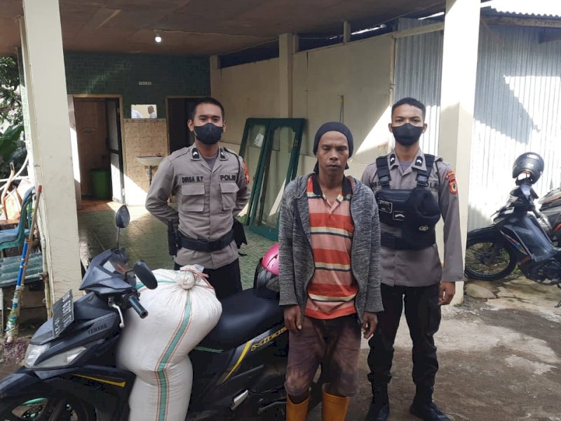 Personel Manggala amankan ratusan liter ballo dari Maros. (Ist)