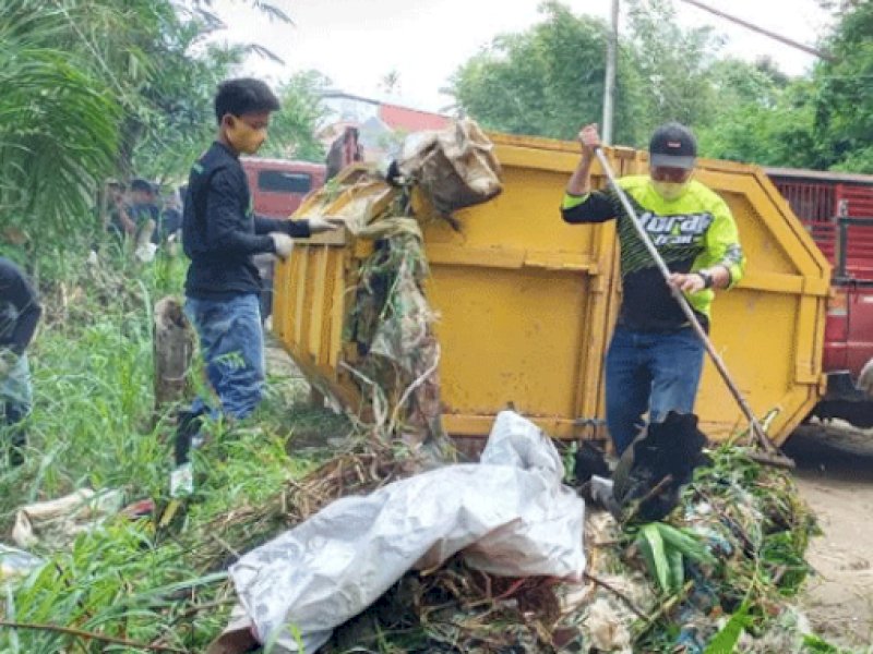 Aksi pembersihan sungai Makale dipimpin langsung Welem Sambolangi.