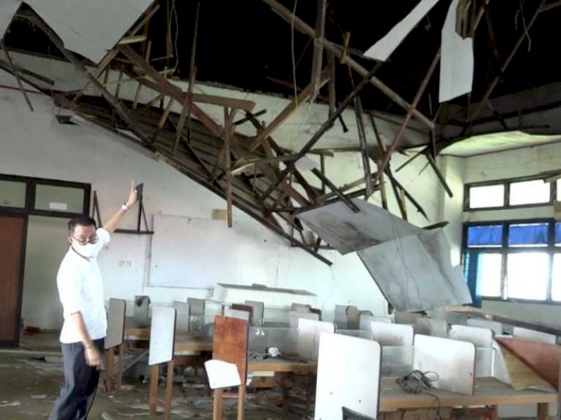 Tampak plafon SMAN 23 Makassar yang nyaris roboh.  