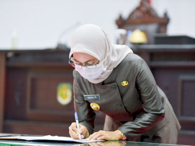 Indah Putri Indriani saat menandatangani pengesahan Perda RPJMD.