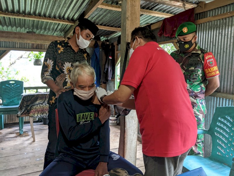 Binda Sulsel vaksinasi warga pedalaman di Barru. (Ist)