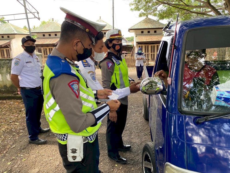 Personel Satlantas Bantaeng melakukan pengecekan kartu vaksin supir pick up. (Ist)