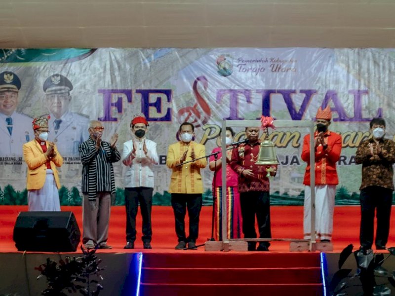 Bupati Toraja Utara Yohanis Bassang membuka secara resmi Festival Paduan Suara Natal (FPSN) Kabupaten Toraja Utara Tahun 2021, Minggu (12/12/2021).