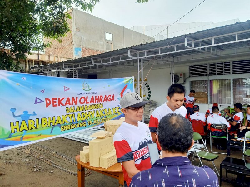 Kejaksaan Negeri Enrekang menggelar kegiatan amal dan pekan olahraga menyambut HBA ke-62.