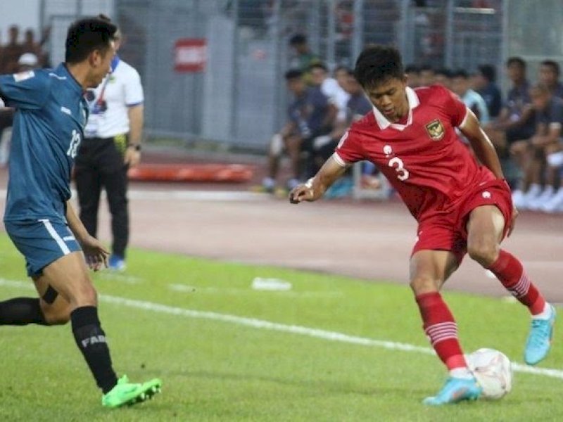 Pemain Indonesia berusaha melewati pemain Brunei. (int)