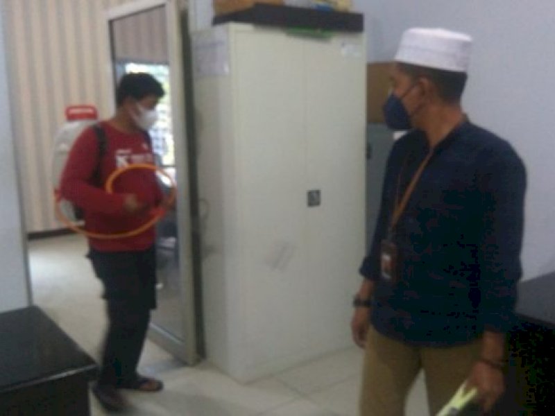 Penyemprotan disinfektan di Kantor Perumda Parkir Makassar.