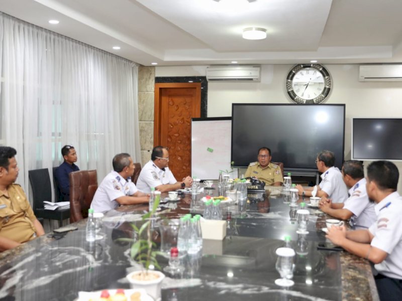 Jajaran manajemen Poltekbang Makassar saat menemui Wali Kota Makassar, Moh. Ramdhan Pomanto.