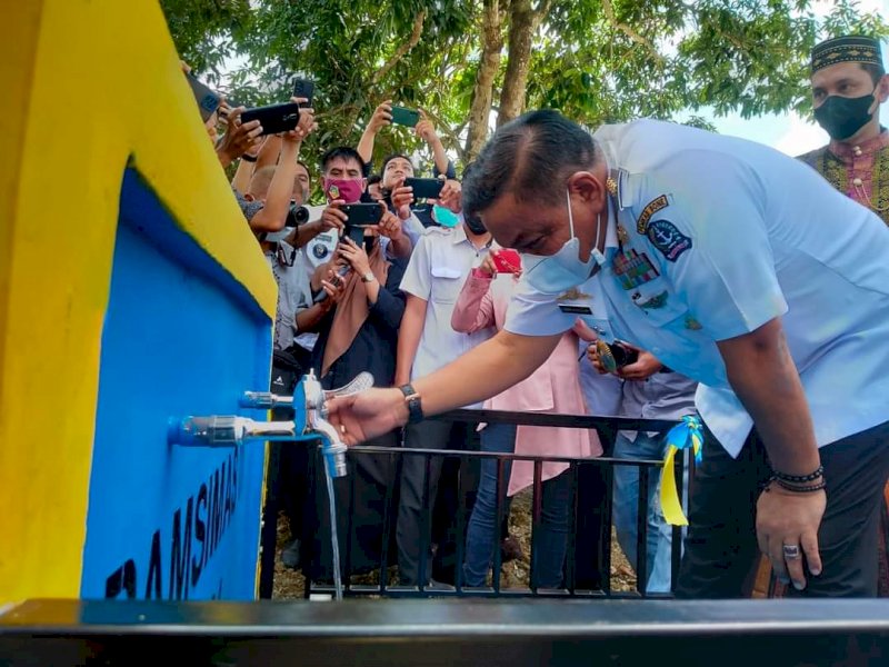 Bupati Bone Andi Fahsar M Padjalangi meresmikan Pamsimas. (Ist)