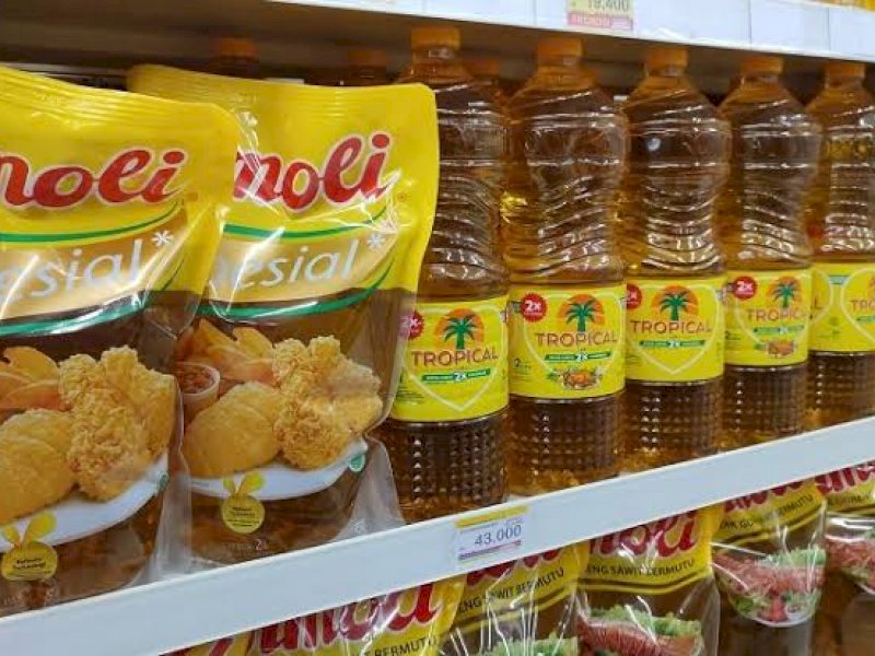 Stok minyak goreng melimpah setelah pemerintah mencabut HET migor kemasan. 
