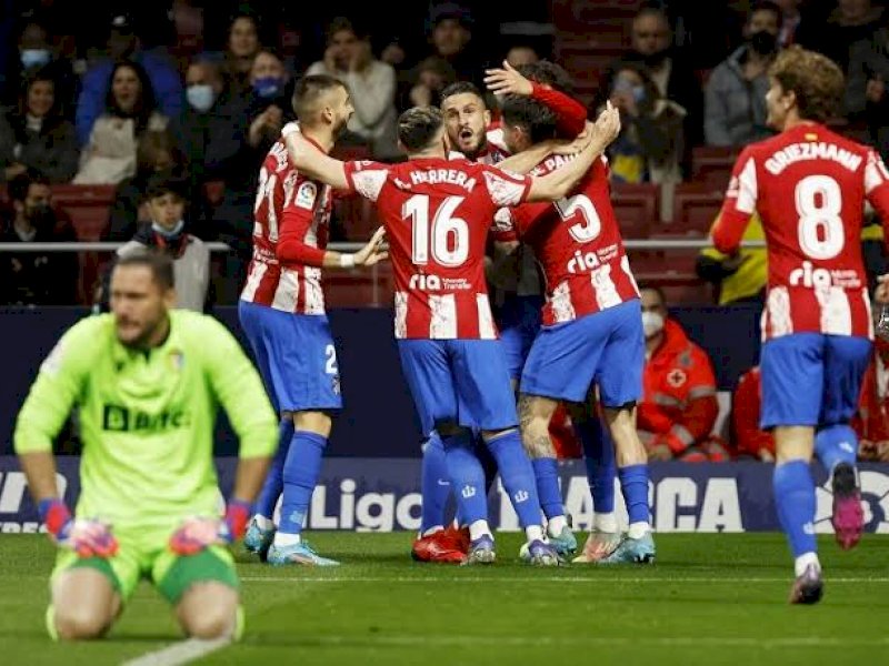 Atletico Madrid merayakan kemenangan usai menaklukkan Cadiz 2-1, dini hari tadi. (int) 