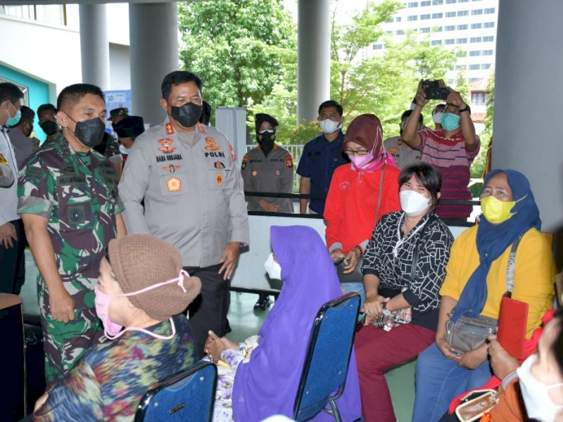 Pangdam XIV/Hasanuddin Mayjen TNI Andi Muhammad bersama Kapolda Sulsel Irjen Pol Drs Nana Sudjana, saat vaksinasi massal lansia. (Ist)