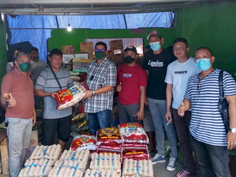 IOF Makassar saat memberikan bantuan ke korban kebakaran Lepping.