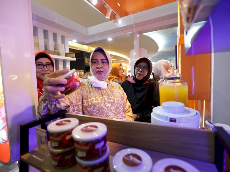 Ketua TP PKK Makassar, Indira Yusuf Ismal, saat meresmikan Galeri UMKM, di Trans Studio Mal
