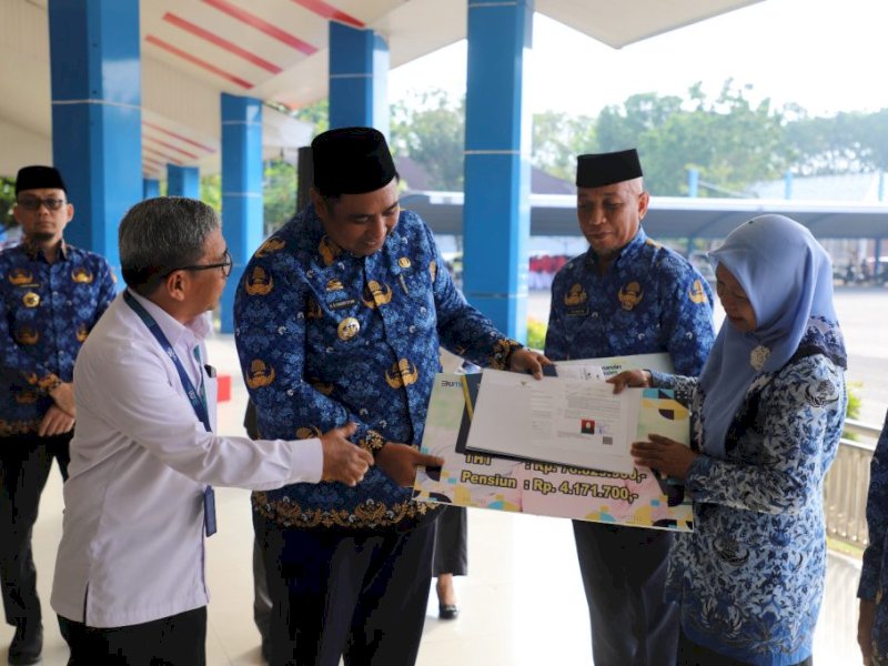 Dalam Rangkaian Pelaksanaan Upacara HKN, Dilakukan Penyerahan SK Pensiun dan THT