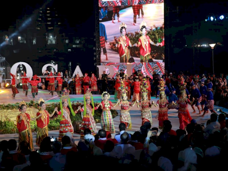 Penampilan para penari di Makassar F8