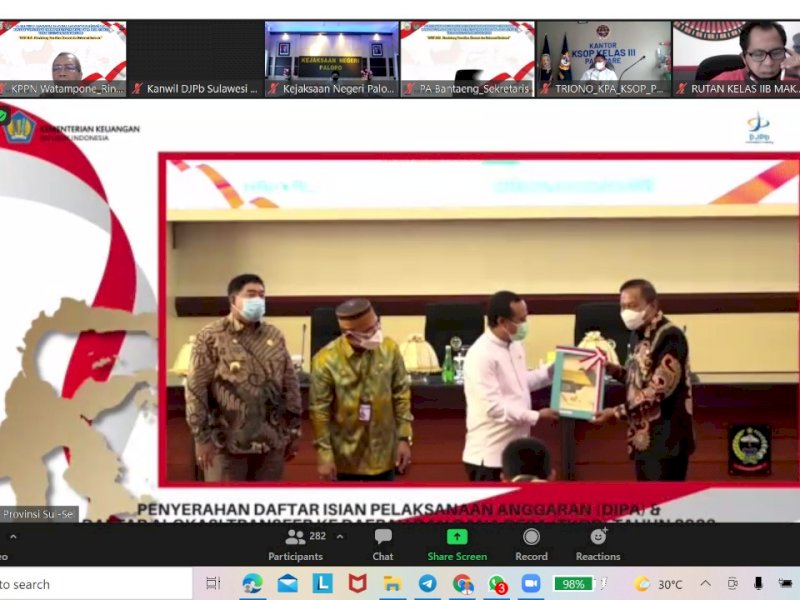 Penyerahan daftar alokasi TKDD untuk kab/kota oleh Plt Gubernur Sulsel Andi  Sudirman Sulaiman. (Foto: Ist)