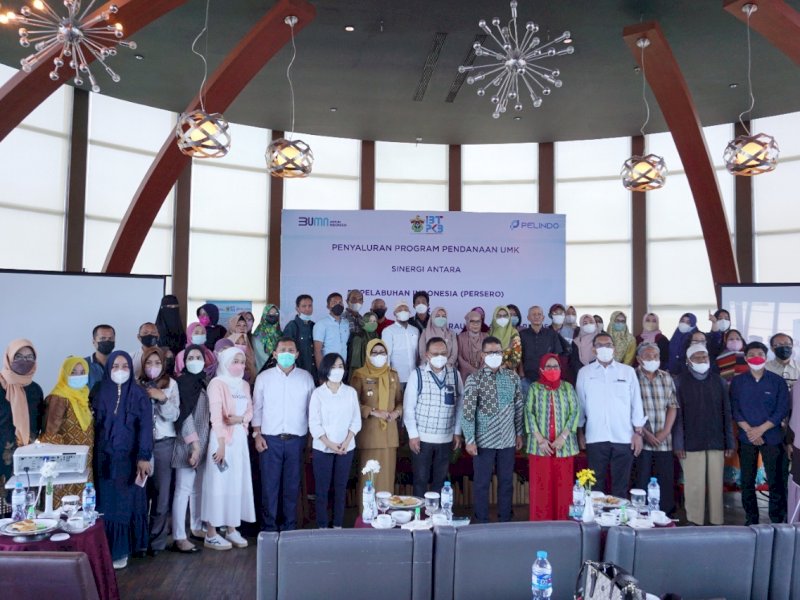 Pelindo 4 salurkan bantuan modal UMKM. (Foto: Ist)