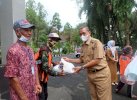 Serahkan Paket Bantuan, Bupati Wajo Semangati Juru Parkir