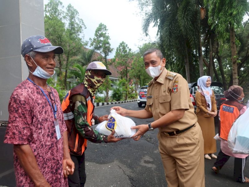 Bupati Wajo serahkan paket bantuan kepada juru parkir. (Ist)
