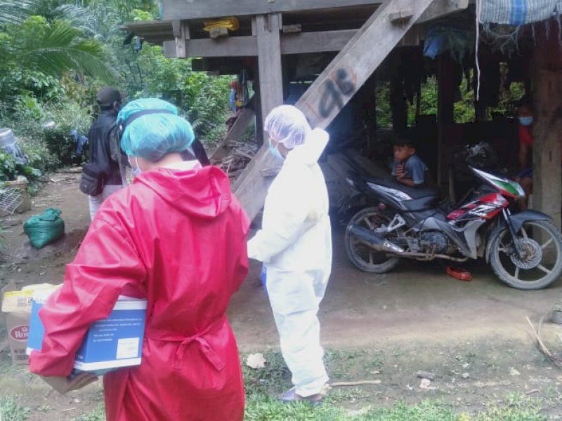 Tim nakes Tana Toraja melakukan tes Swab PCR. Foto Andarias Padaunan