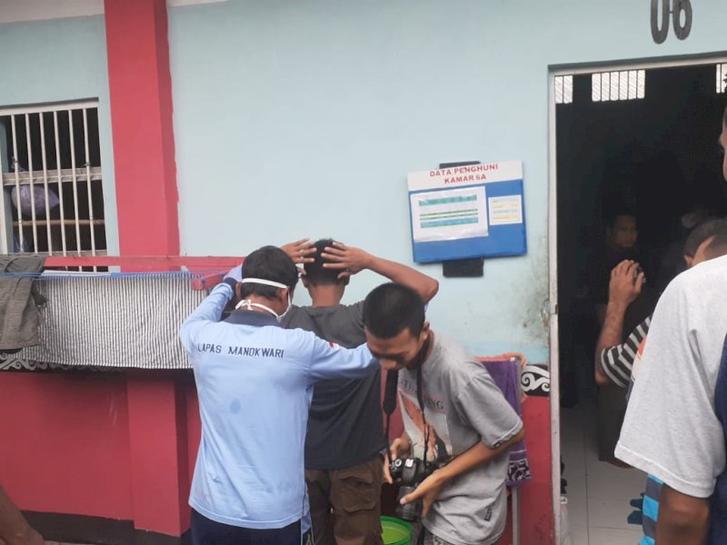 Tim gabungan KEMENKUHAM-BNN menggeledah Lapas Manokwari. 
