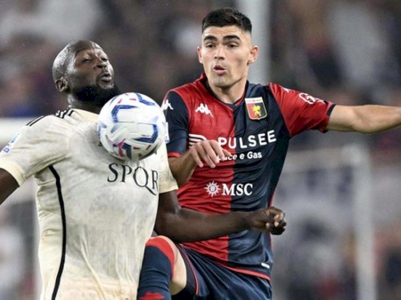 Pemain AS Roma dan Genoa berebut bola. (int) 