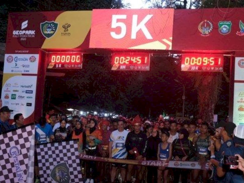2.000 Pelari Ikut Geopark Half Marathon Maros, Dari Kendari hingga Jakarta