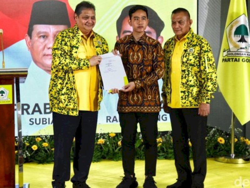 Ketum Golkar Airlangga Hartarto secara resmi menyerahkan surat dukungan cawapres kepada Gibran Rakabuming. 