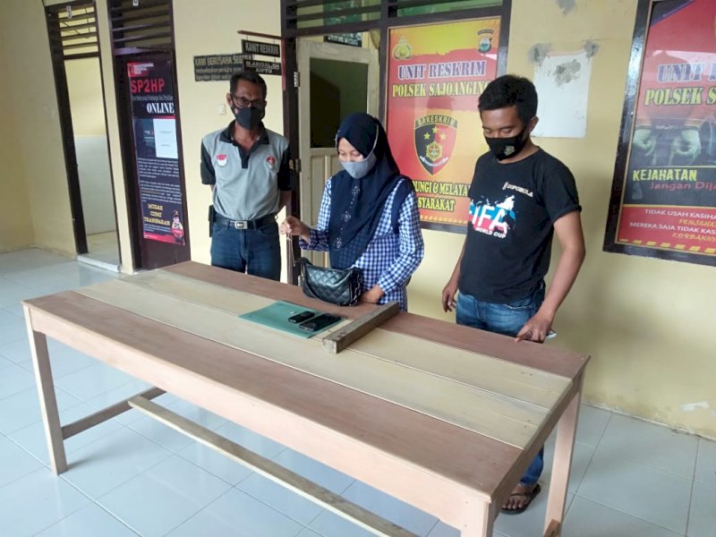 Pelaku pencurian saat diamankan di Polsek Sajoanging.