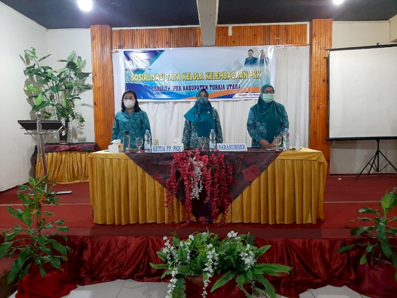 Ketua TP PKK Torut bersama Pengurus TP PKK Provinsi Sulsel (Foto: Ist)