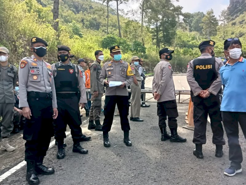 Pengamanan jalan menuju objek wisata Burake, Tator. (Foto: Andarias)