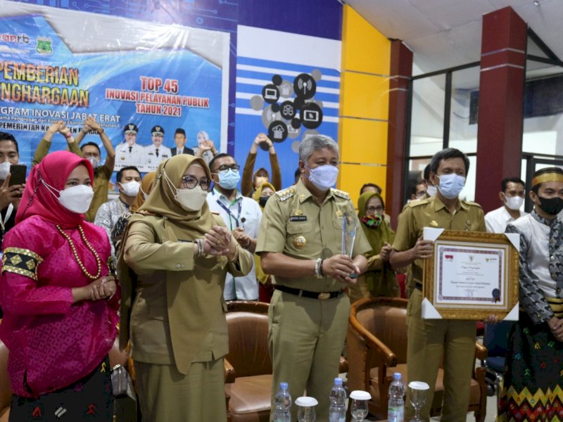 Bupati Pinrang Irwan Hamid bersama pejabat Pemkab Pinrang. (Foto: Ist)