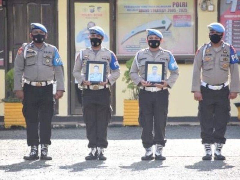 Propam Polres Bone, membawa foto dua oknum anggota yang diberhentikan dengan tidak hormat. (Foto: Ist)