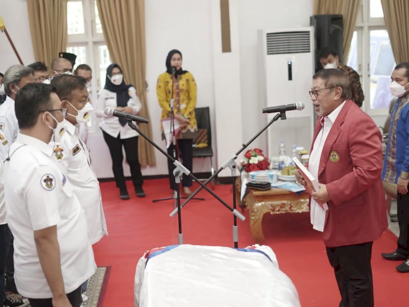 Bupati Bone dilantik jadi Ketua IKA FISIP Unhas. Pelantikan dipimpin Ketua Harian IKA Unhas Prof Idrus Paturusi yang juga mantan Rektor Unhas. (Ist)