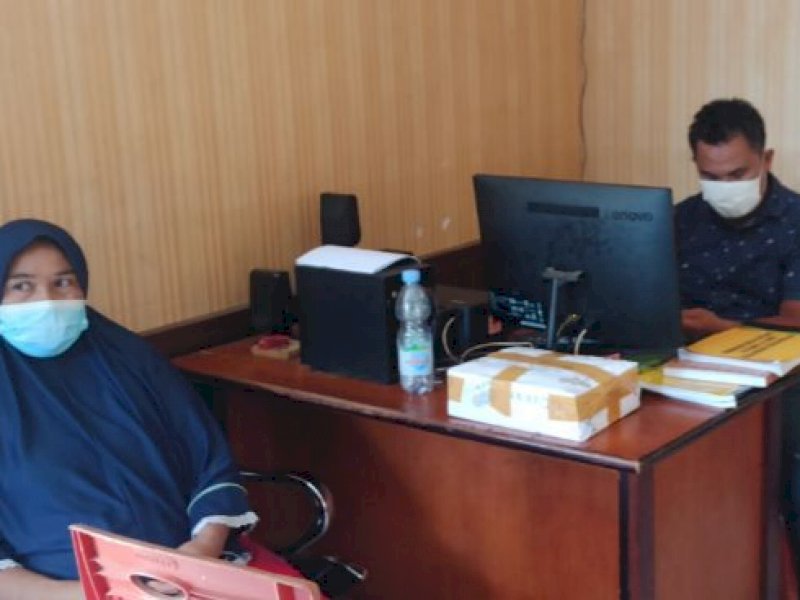 Orang tua FH saat melapor di Polres Bulukumba. (Foto: Irwansyah)
