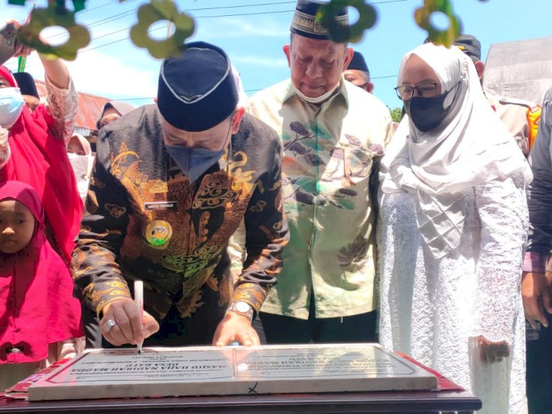 Bupati Wajo Amran Mahmud resmikan masjid. (Foto: Ist)
