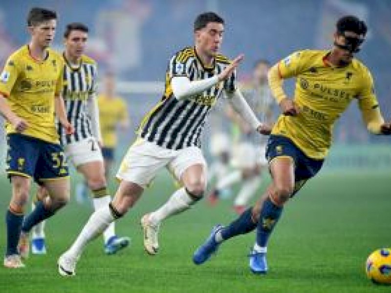 Pemain Juventus dan Genoa berebut bola. (int) 