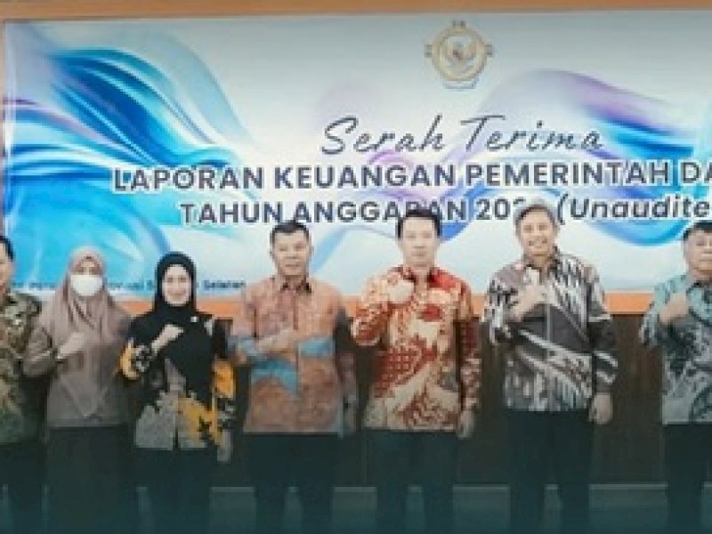 Suhartina Bohari menrima hasil penilaian LKPD 2023