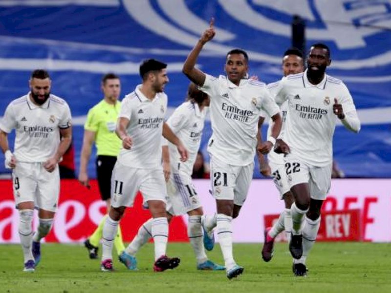 Pemain Real Madrid merayakan gol ke gawang Real Sociedad. (int)