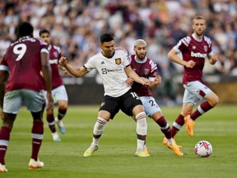 Pemain MU dan West Ham berebut bola dalam laga dini hari tadi. (int)