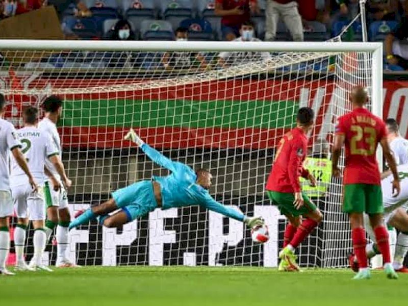 Cristiano Ronaldo mencetak gol ke gawang Republik Irlandia. 