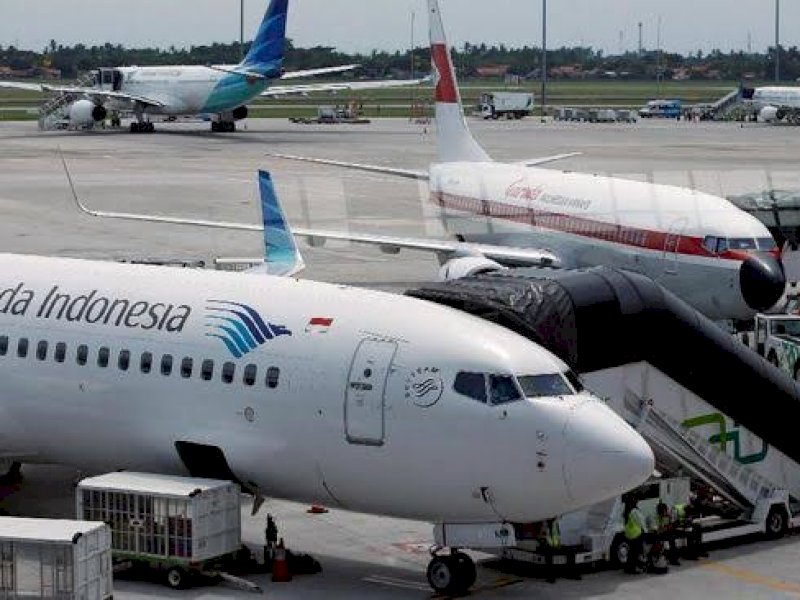 Penerbangan internasional belum ditutup meski angka Corona terus naik. (int) 