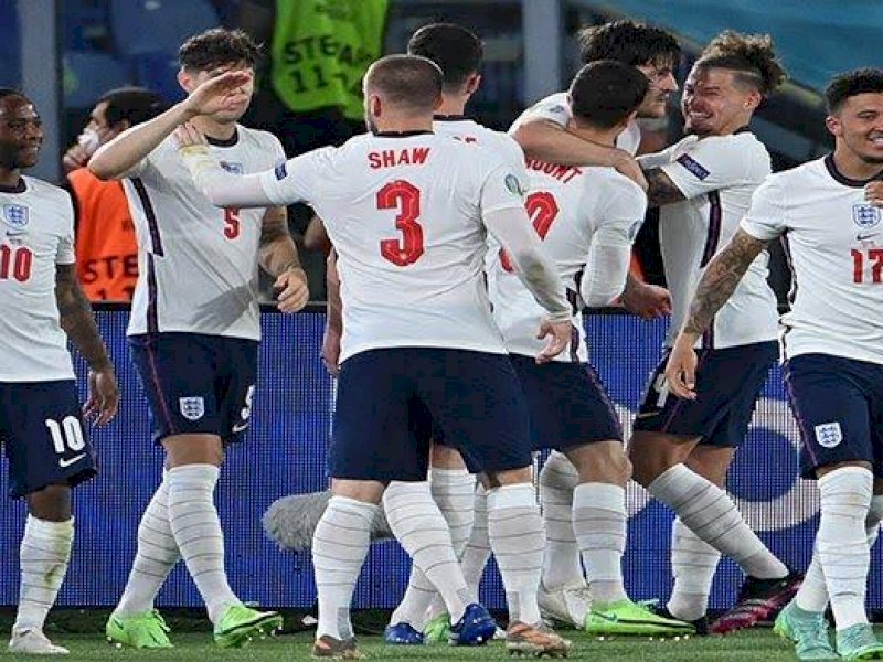 Pemain Inggris merayakan kemenangan usai membobol gawang Ukraina. (int) 