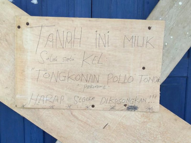 Kantor Lembang Parinding, Kecamatan Denpina, Toraja Utara disegel dan dikosongkan paksa oleh masyarakat.