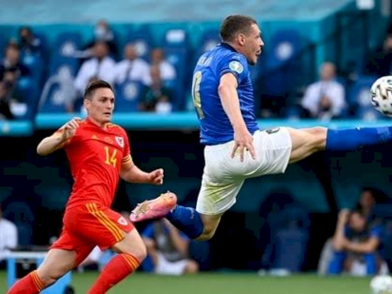 Italia menjadi juara grup usai menang tipis atas Wales. 