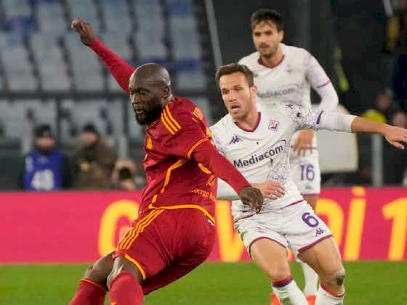 Dua pemain Fiorentina mengadang Lukaku (int) 