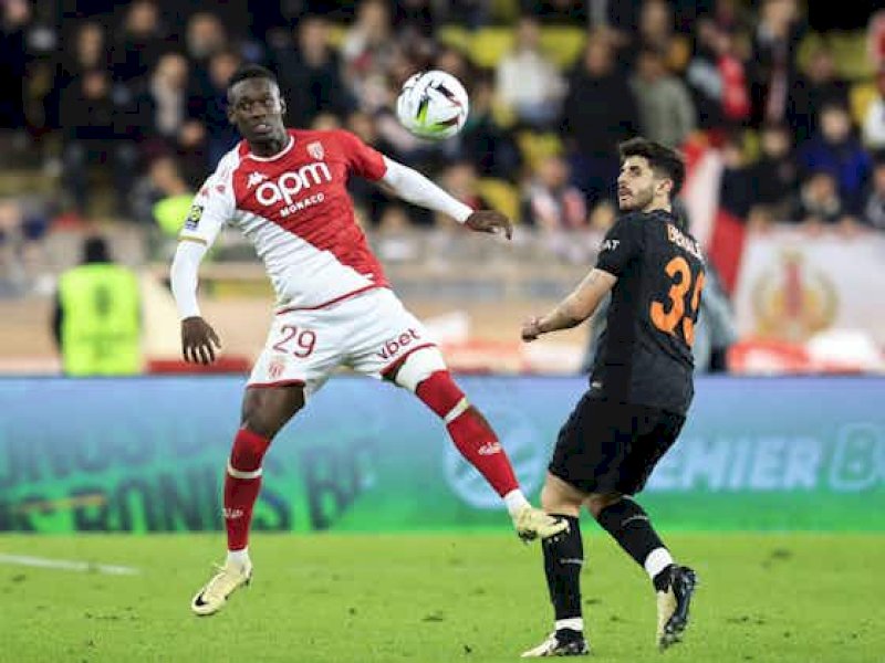 Pemain AS Monaco menahan laju pemain PSG. (int) 
