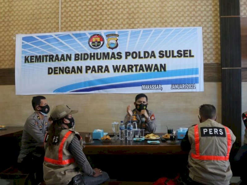 Humas Polda Sulsel silaturahmi dengan awak media di Makassar.