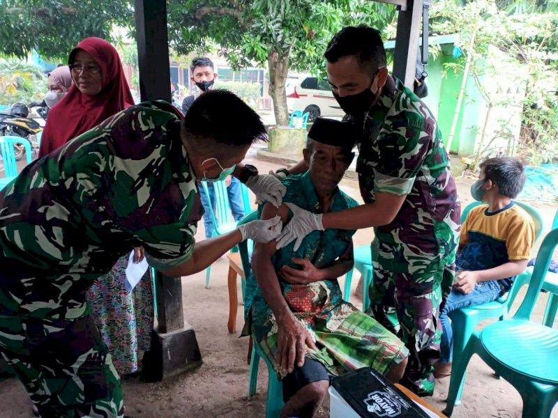 Masyarakat Takalar melakukan vaksinasi. (Foto: Dok)