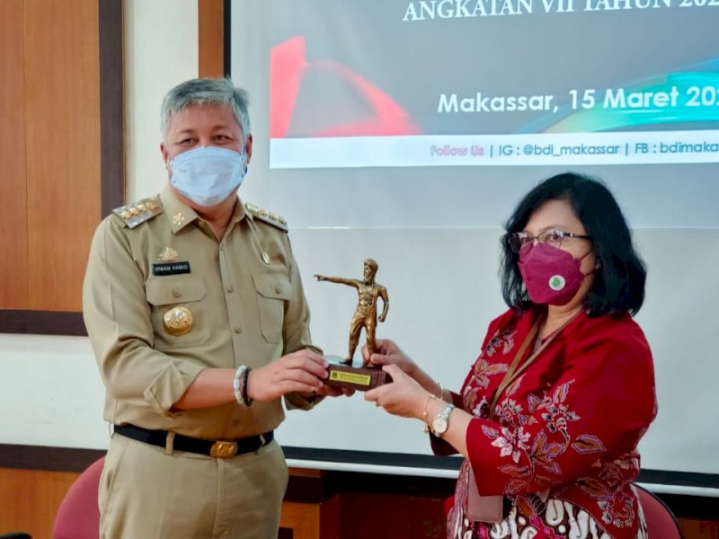 Bupati Pinrang Irwan Hamid menerima cinderamata dari Balai Industri Makassar. (Ist)